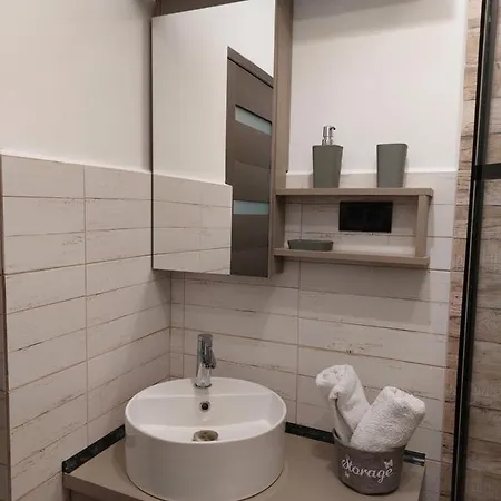 Apartment Snug - Private Parking Near Downtown *
