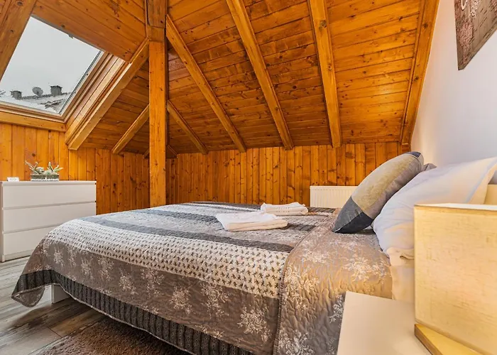 Snug - Private Parking Near Downtown Apartment *