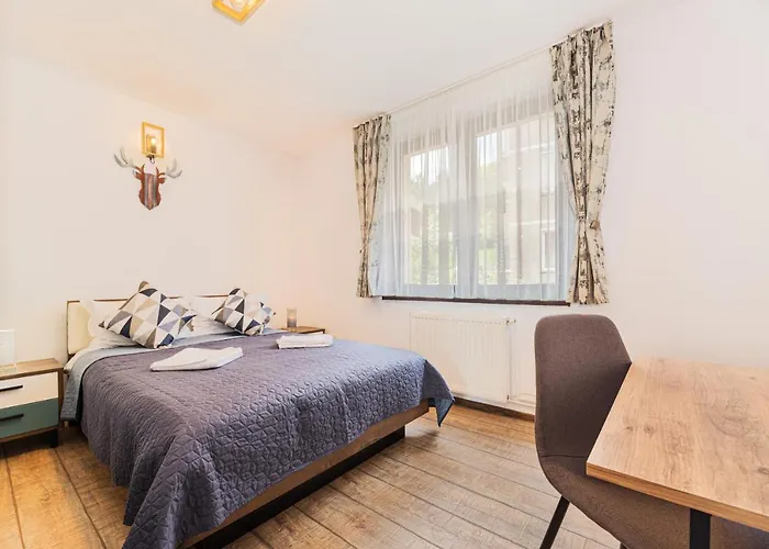 Snug - Private Parking Near Downtown Apartment *