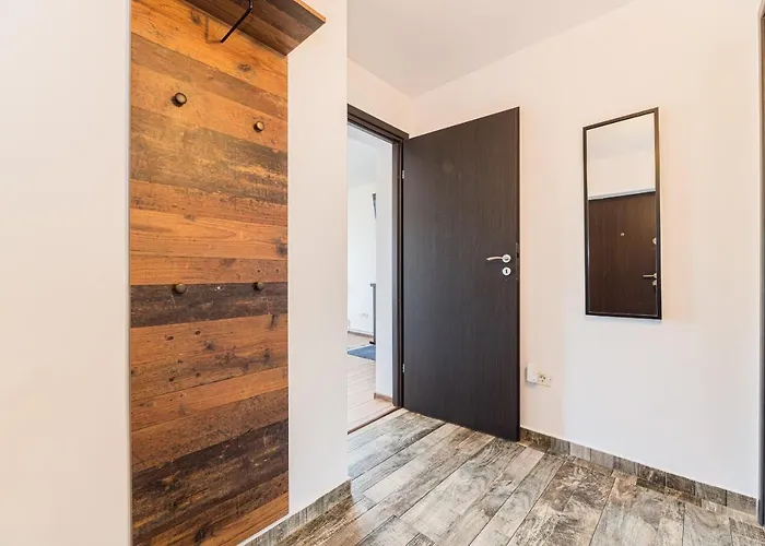 Snug - Private Parking Near Downtown Apartment