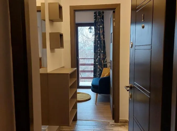 Snug - Private Parking Near Downtown Apartment