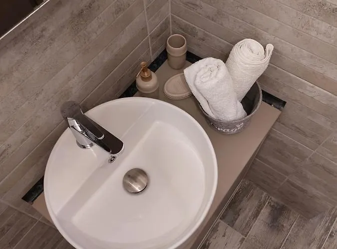 Snug - Private Parking Near Downtown Apartment